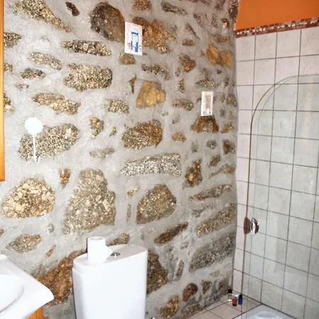 Spacious Family House In Nogueira With Garden