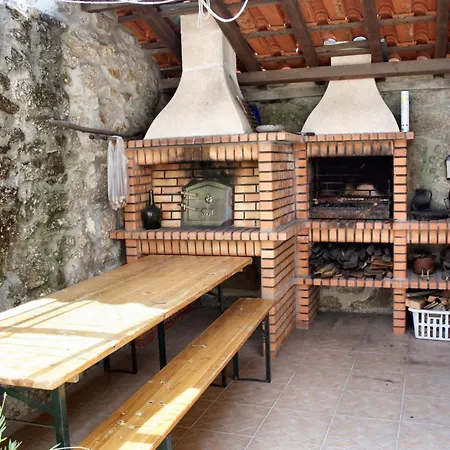 Spacious Family House In Nogueira With Garden