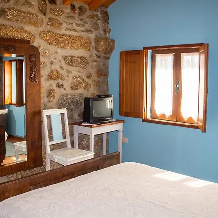 Spacious Family House In Nogueira With Garden