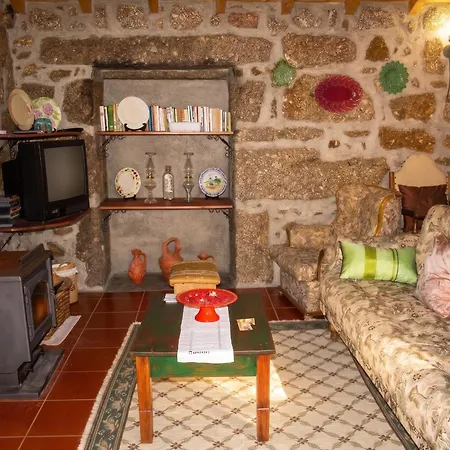 Spacious Family House In Nogueira With Garden