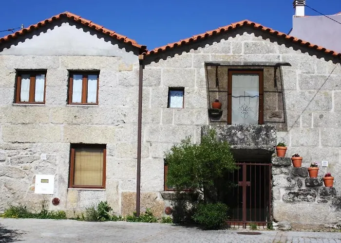 Prázdninový dům Spacious Family House In Nogueira With Garden *