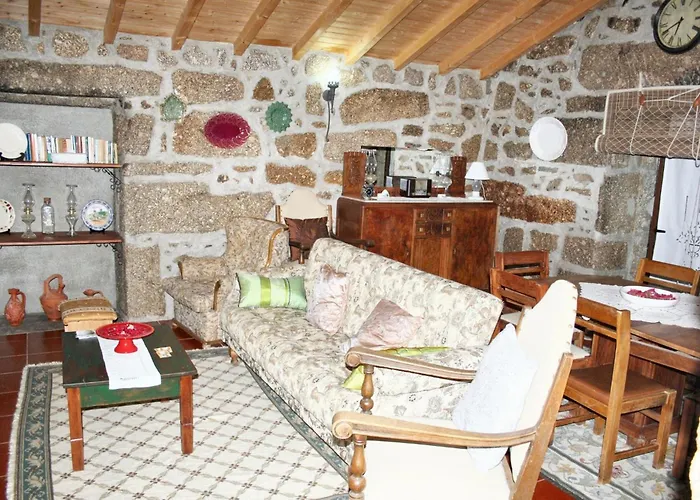 Spacious Family House In Nogueira With Garden Prázdninový dům