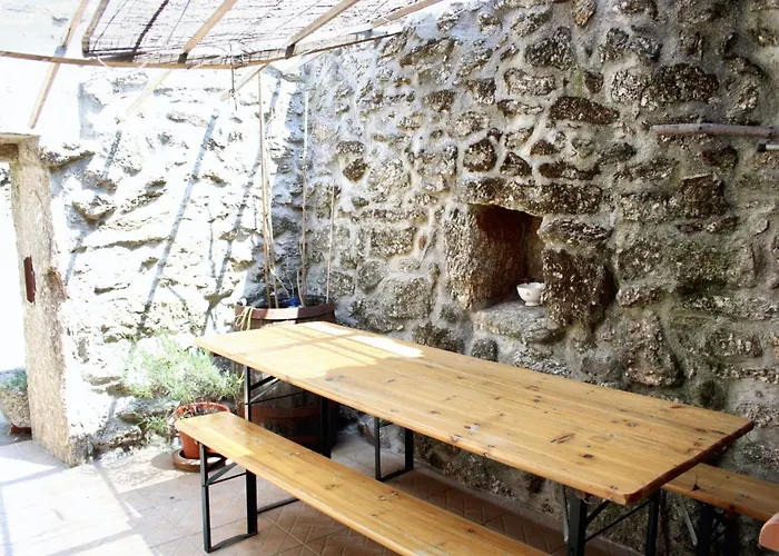 Spacious Family House In Nogueira With Garden Prázdninový dům